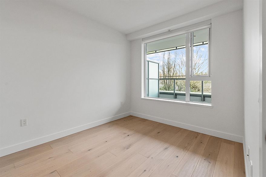 207 5693 Elizabeth Street