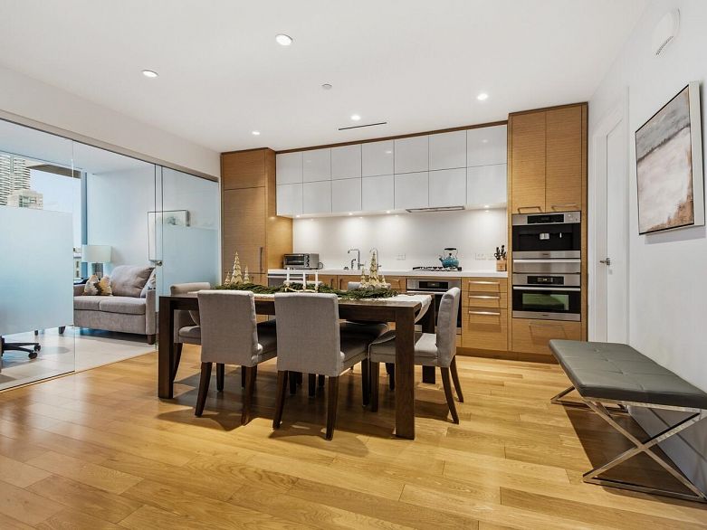 1701 667 Howe Street