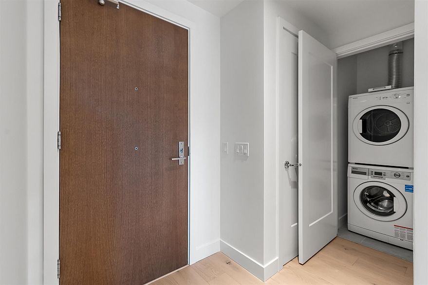 207 5693 Elizabeth Street