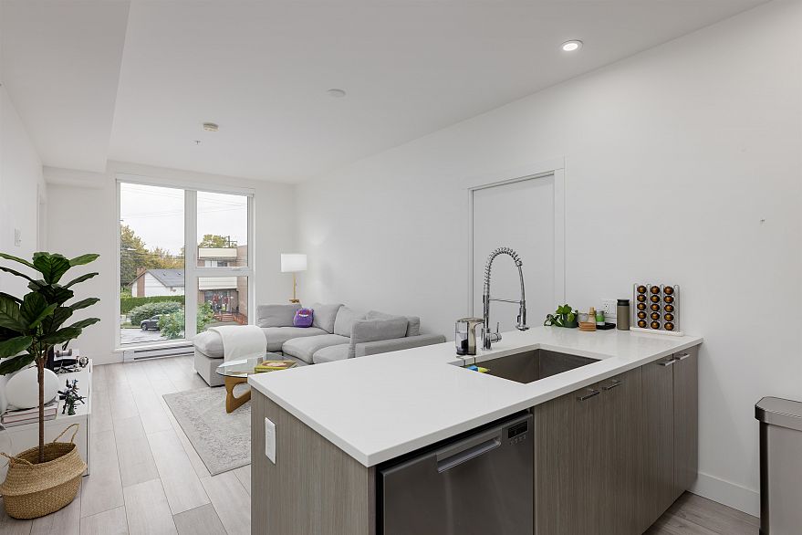 204 979 E 19th Avenue