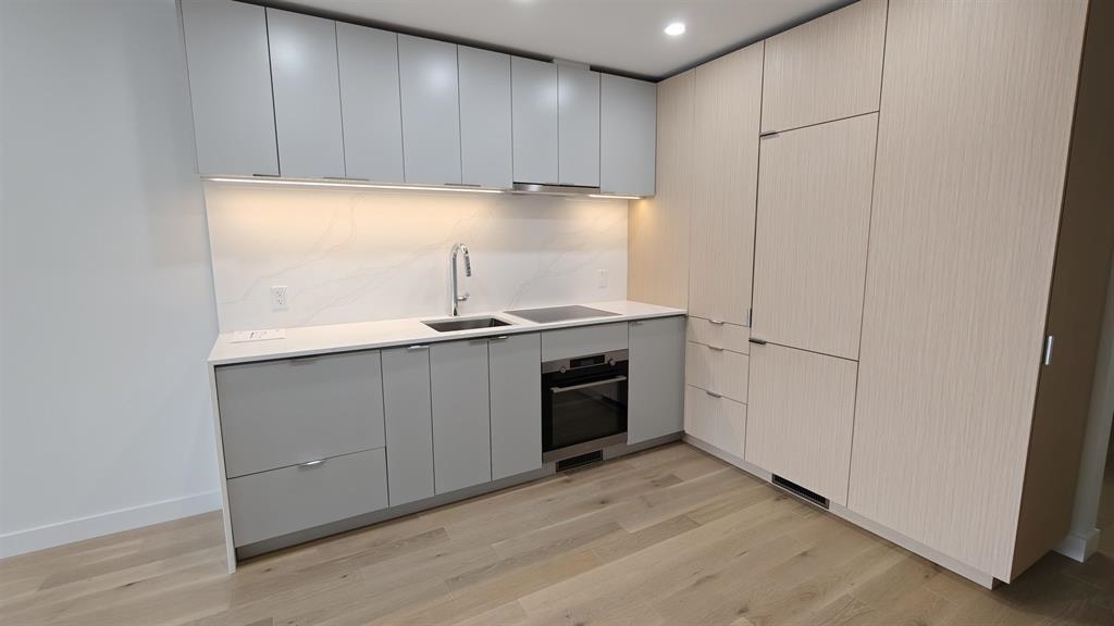 707 239 Keefer Street