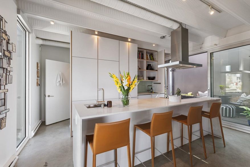 901 219 E Georgia Street