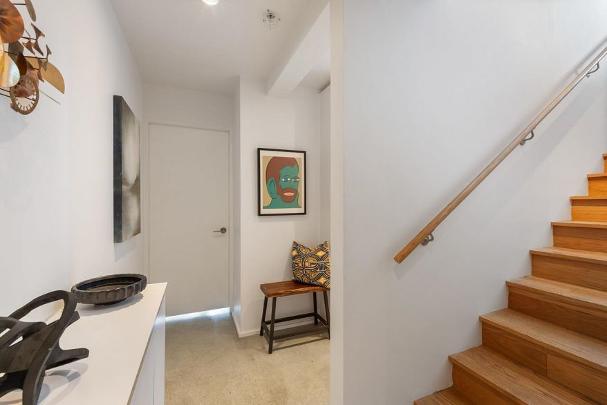 901 219 E Georgia Street