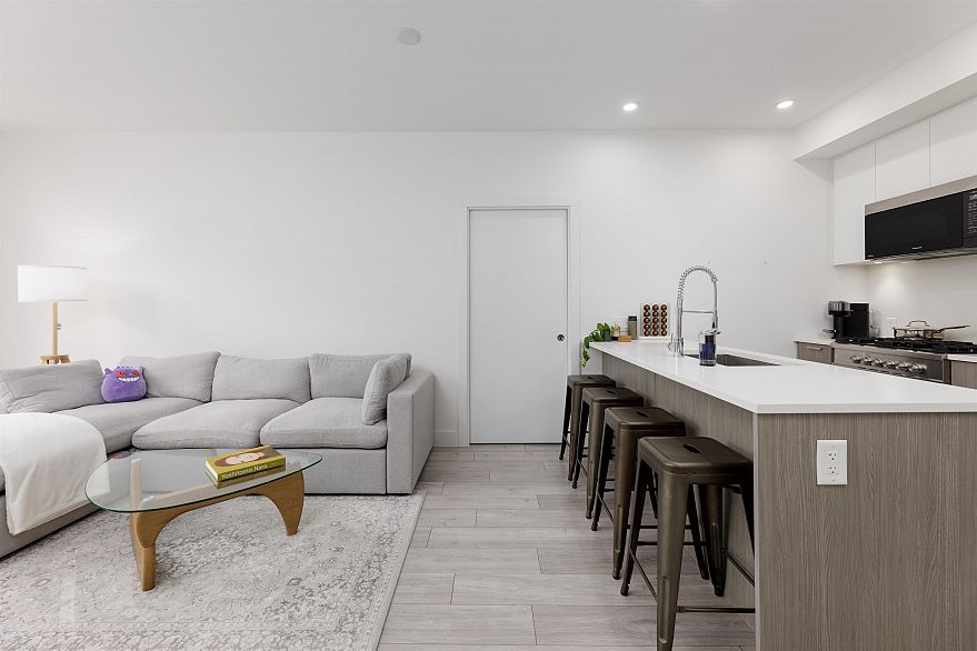 204 979 E 19th Avenue