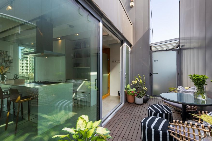 901 219 E Georgia Street