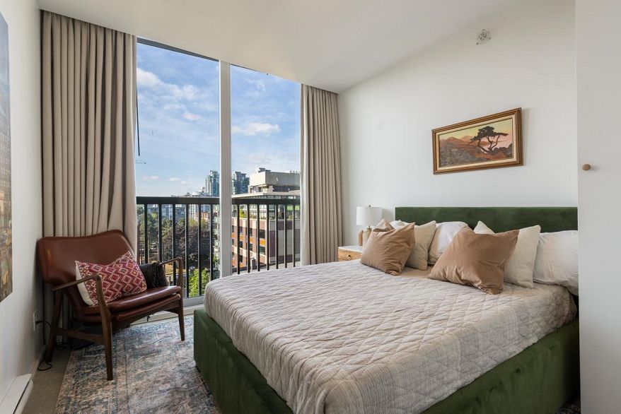 901 219 E Georgia Street