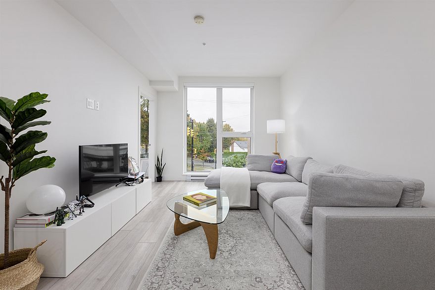 204 979 E 19th Avenue