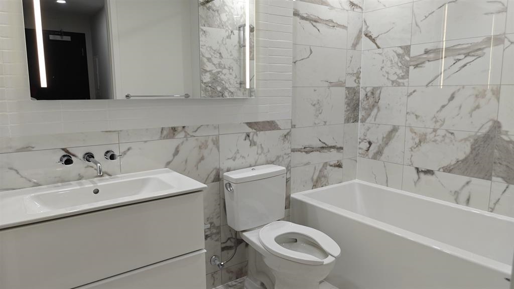 707 239 Keefer Street