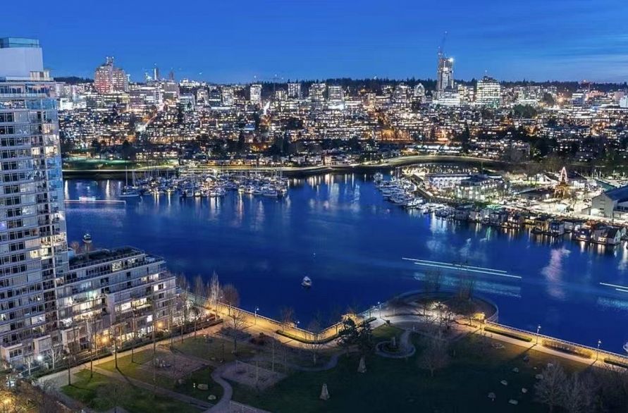 2606 583 Beach Crescent