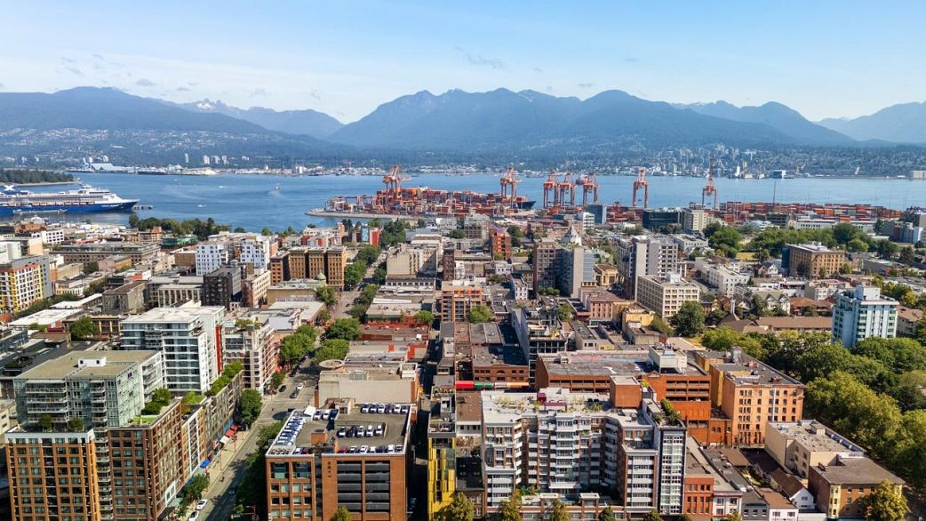 901 219 E Georgia Street