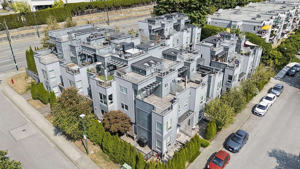 8438 Gladstone Street