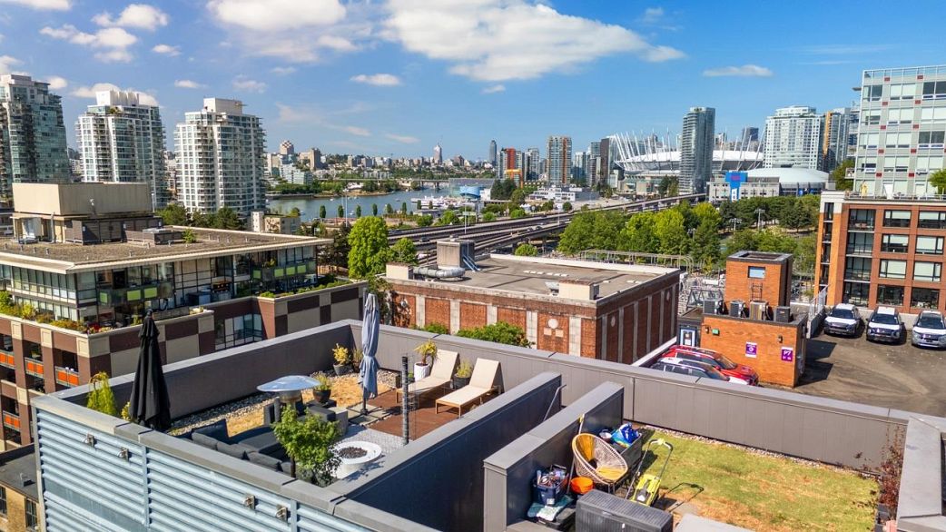 901 219 E Georgia Street