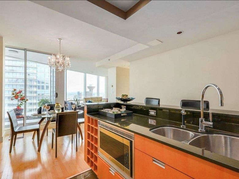 3304 1077 W Cordova Street