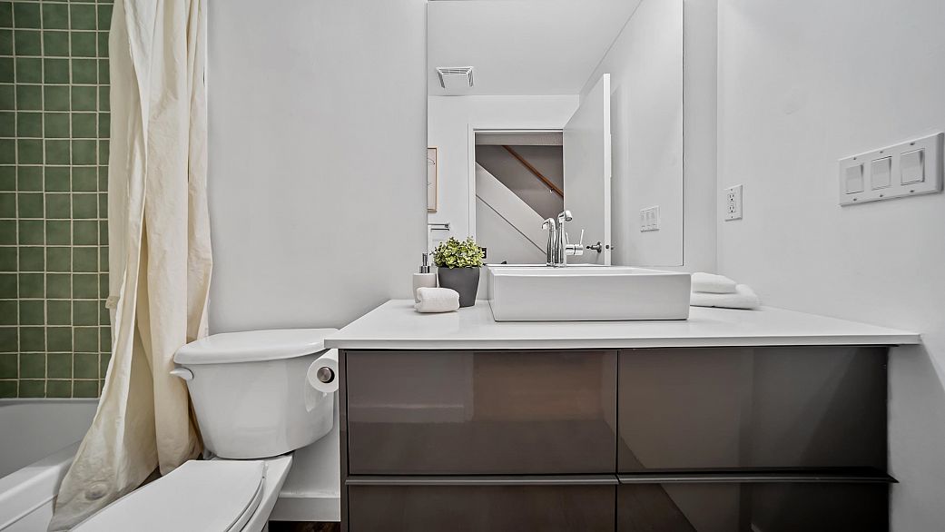 17 1345 W 4th Avenue