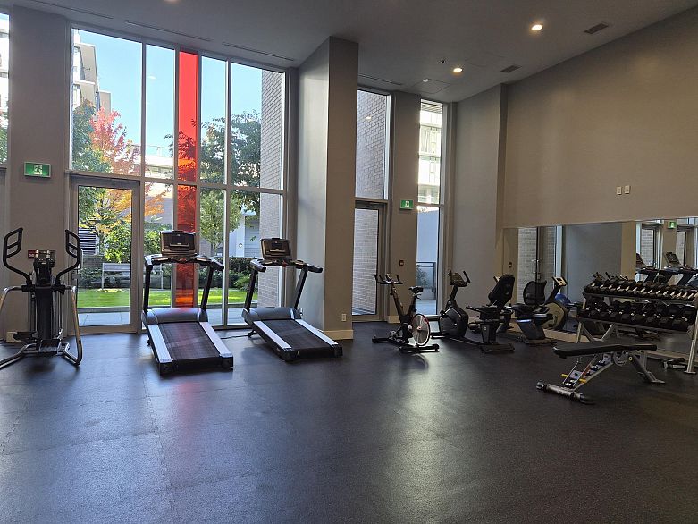 317 2033 W 10th Avenue