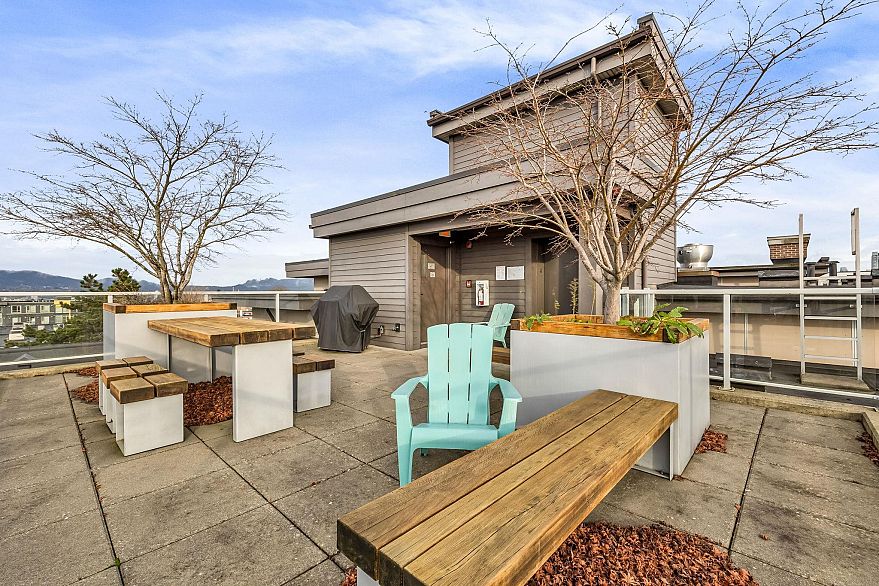 216 2888 E 2nd Avenue