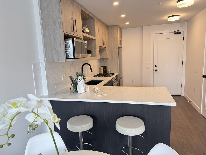 302 6859 Cambie Street