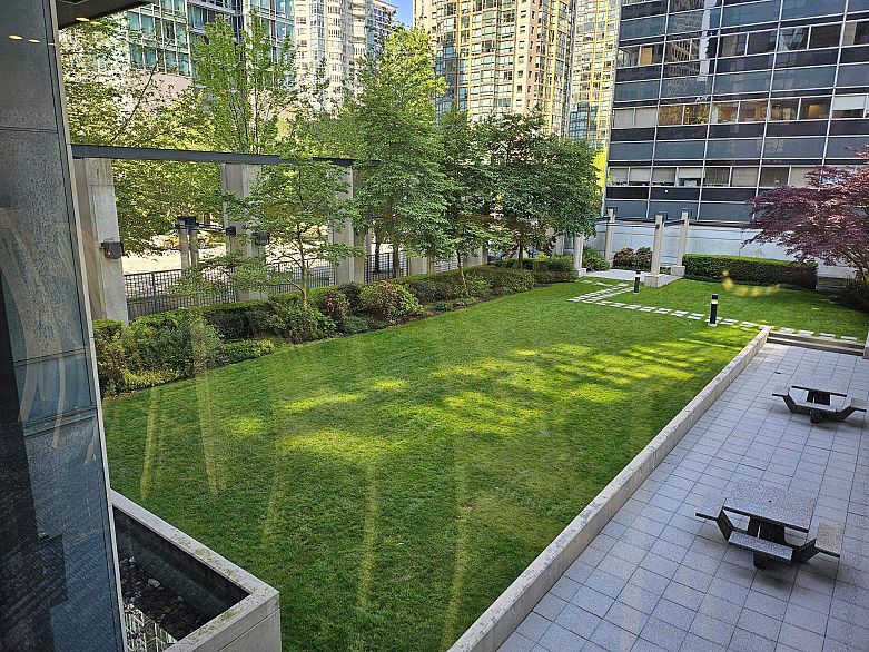 806 1239 W Georgia Street