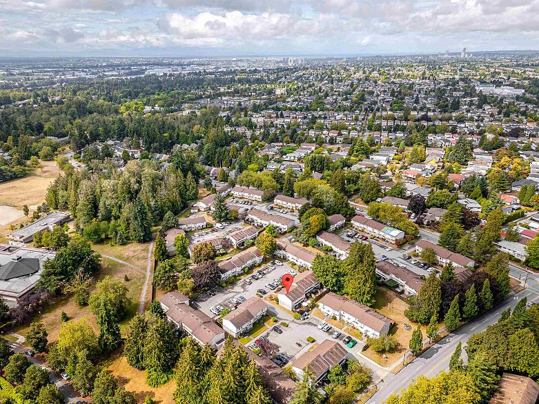 5 3554 E 49th Avenue