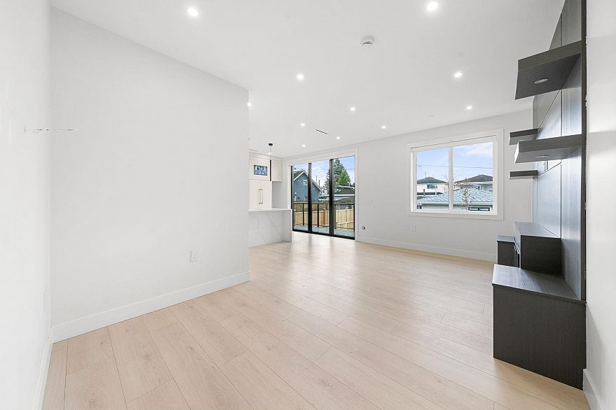 2 3274 E 44th Avenue