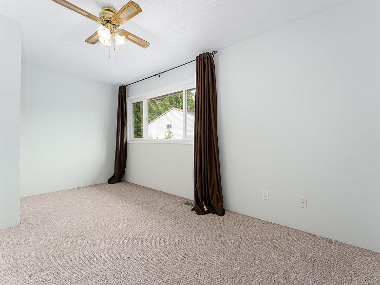 5 3554 E 49th Avenue