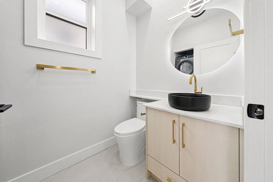 2 3274 E 44th Avenue