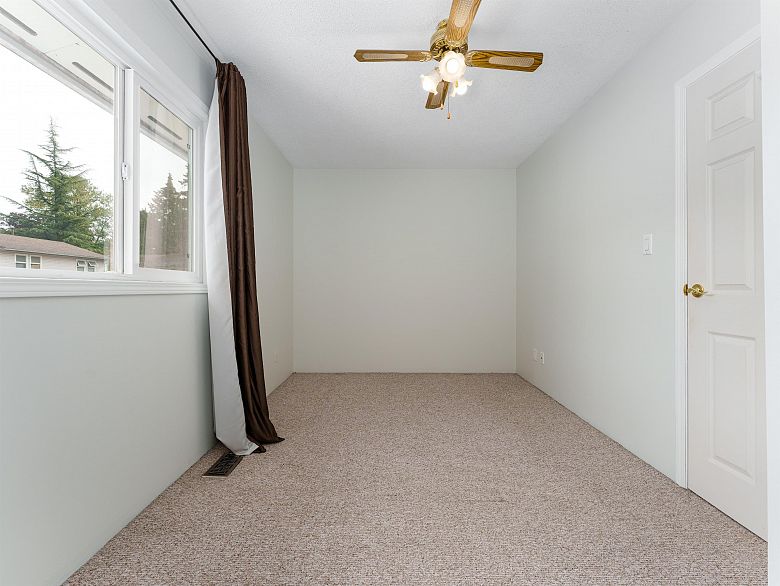 5 3554 E 49th Avenue