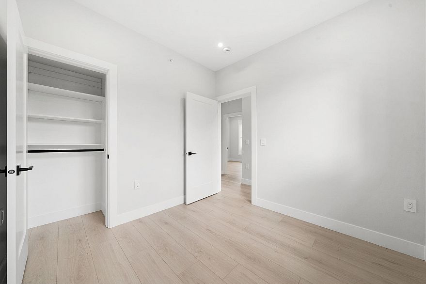 1 3274 E 44th Avenue