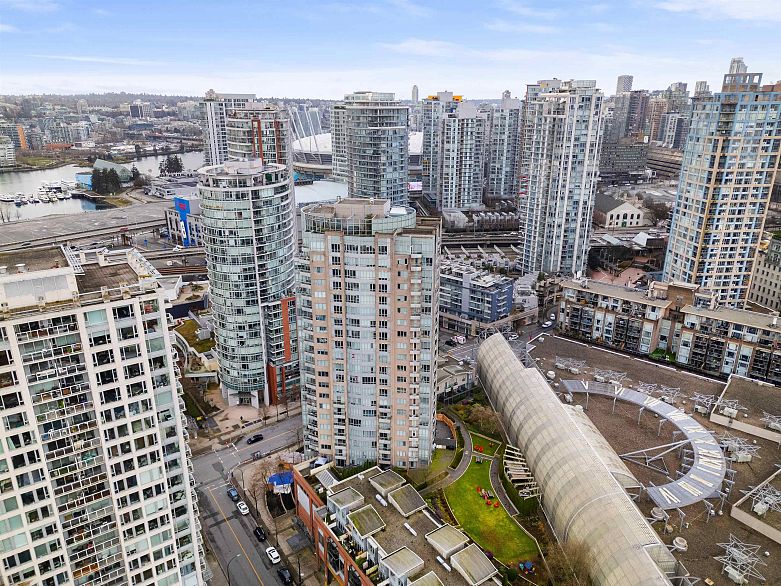 1501 63 Keefer Place