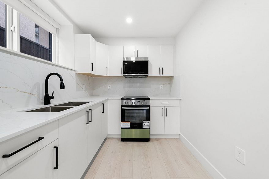 2 3274 E 44th Avenue