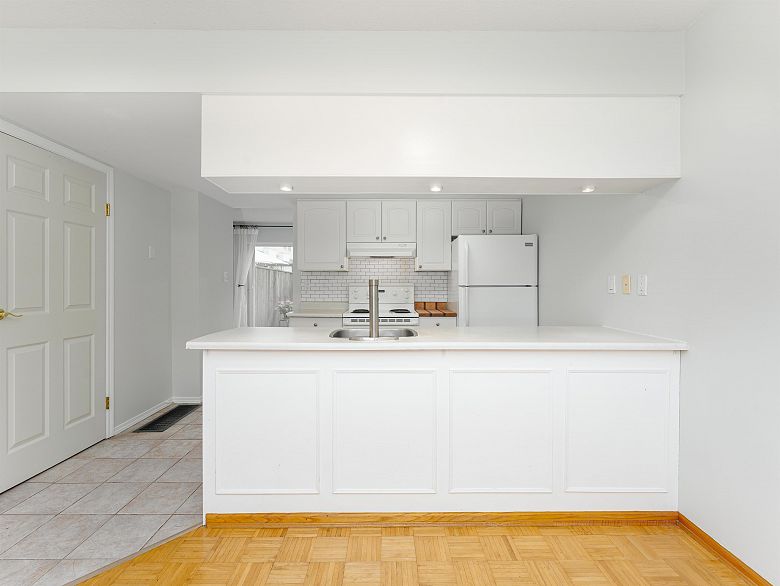 5 3554 E 49th Avenue