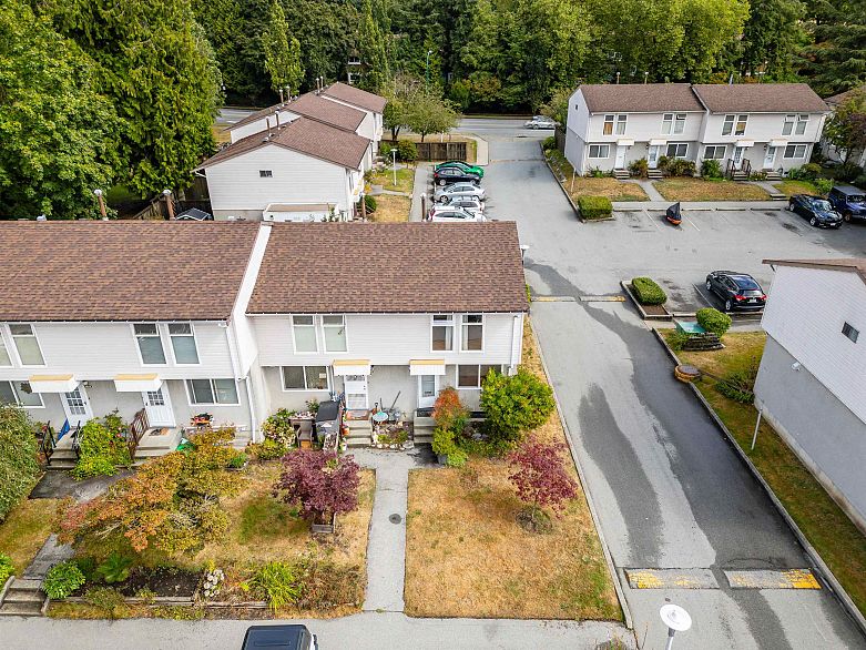 5 3554 E 49th Avenue