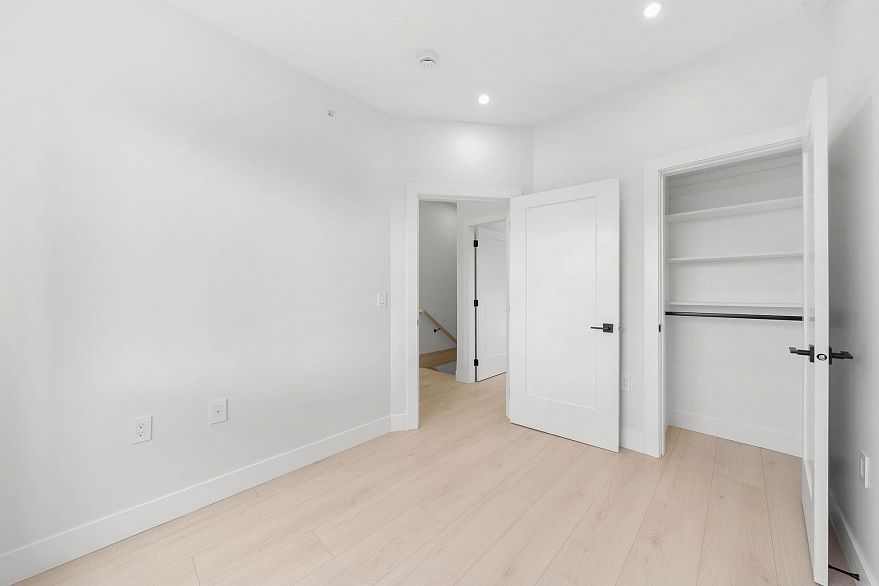 1 3274 E 44th Avenue