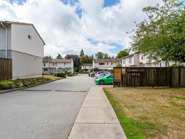 5 3554 E 49th Avenue