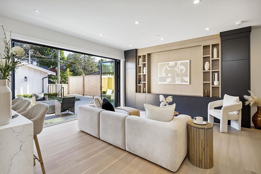 #2 2244 E 11th Avenue