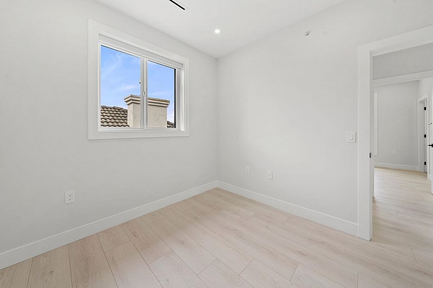 2 3274 E 44th Avenue