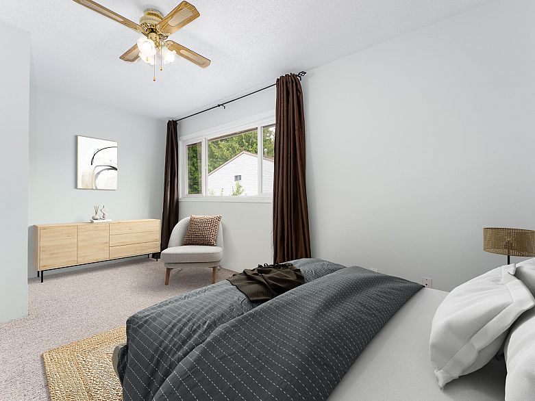 5 3554 E 49th Avenue