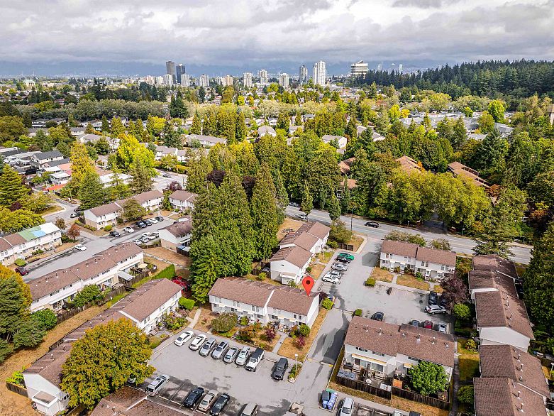 5 3554 E 49th Avenue