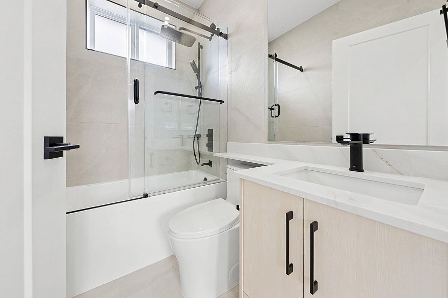 2 3274 E 44th Avenue