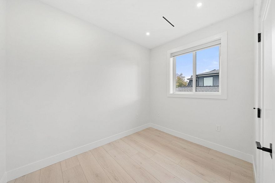 1 3274 E 44th Avenue