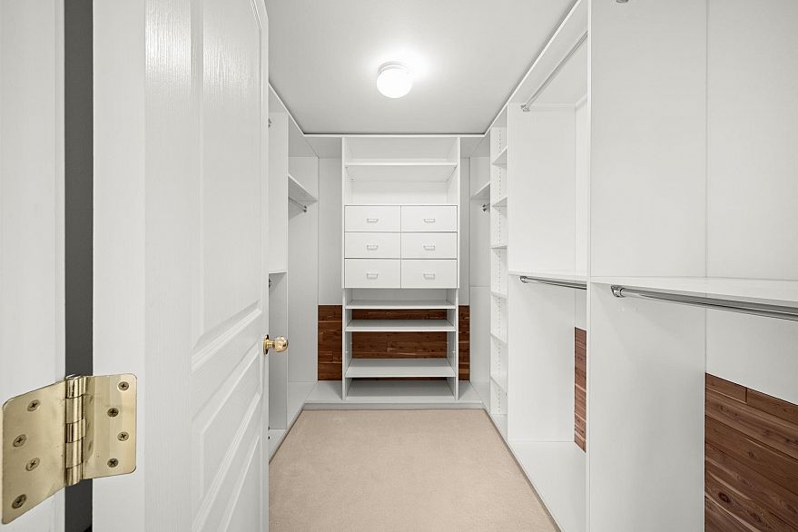 1700 5615 Hampton Place