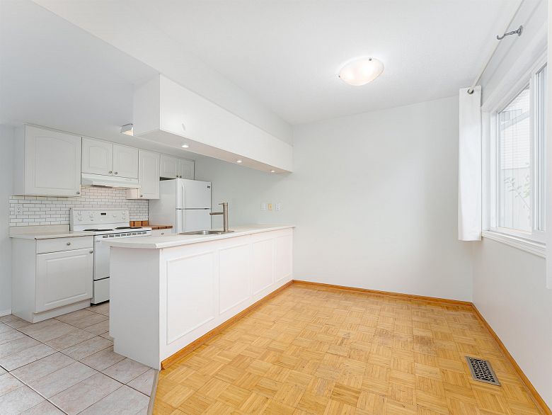 5 3554 E 49th Avenue