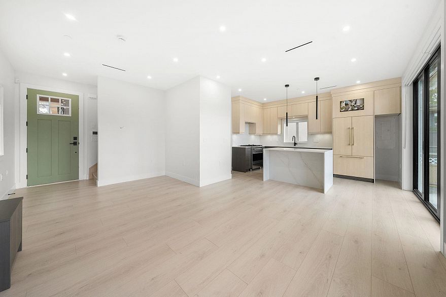 2 3274 E 44th Avenue