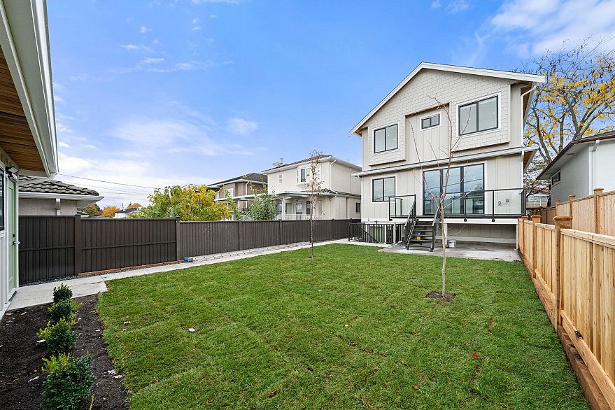 2 3274 E 44th Avenue