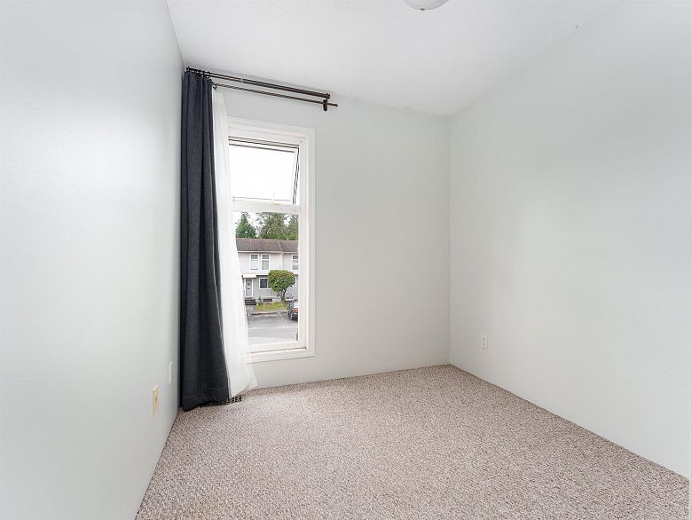 5 3554 E 49th Avenue