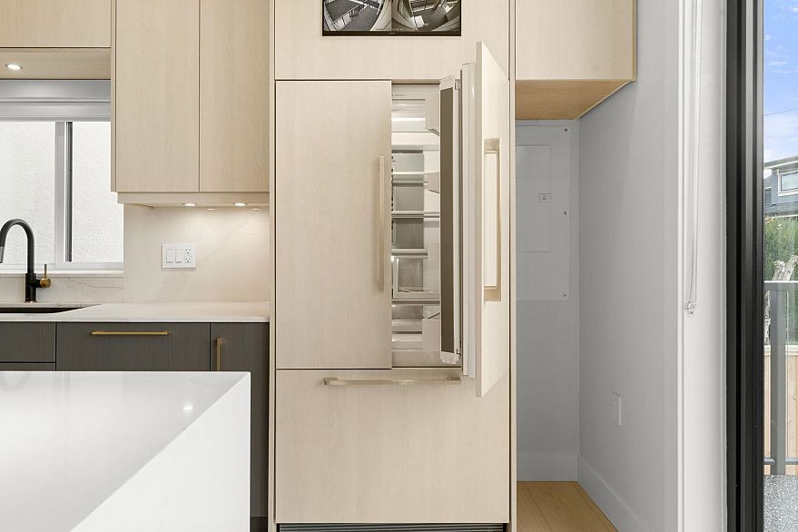 2 3274 E 44th Avenue