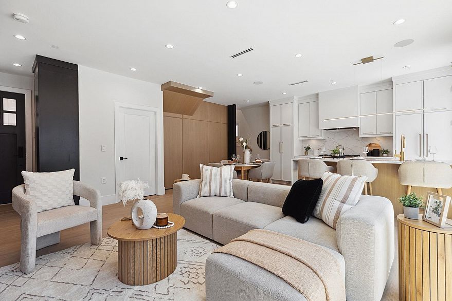 #2 2244 E 11th Avenue