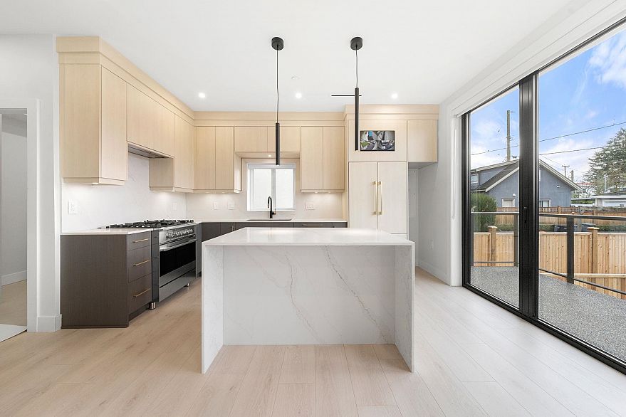 2 3274 E 44th Avenue