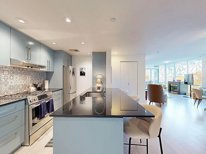 503 638 Beach Crescent