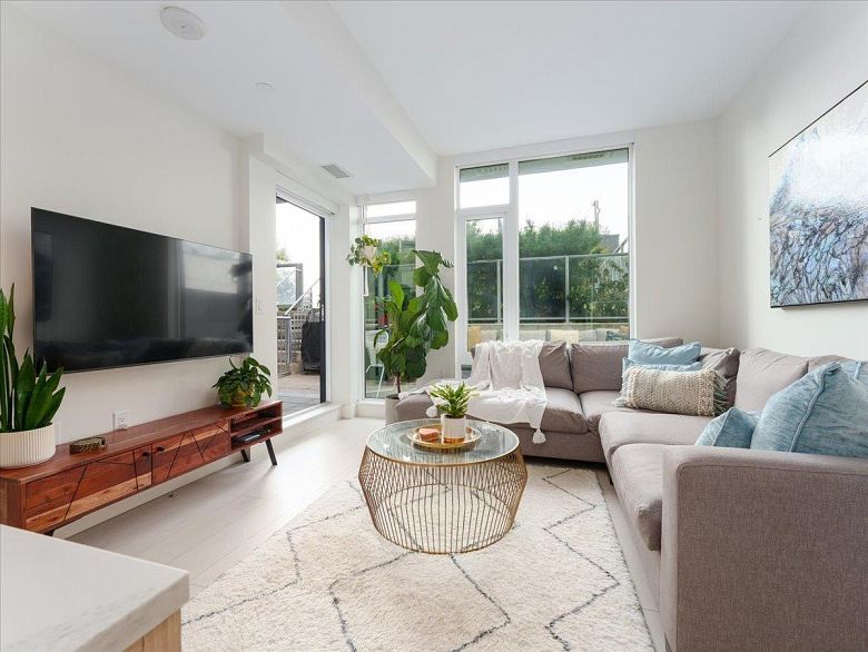 202 3538 Sawmill Crescent